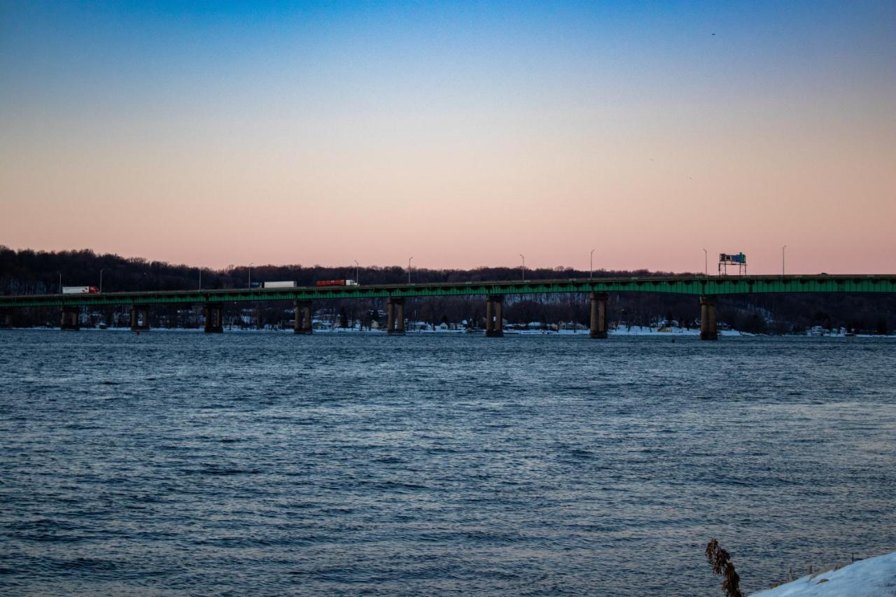 Holiday Inn Express Le Claire Riverfront-Davenport By Ihg Bagian luar foto