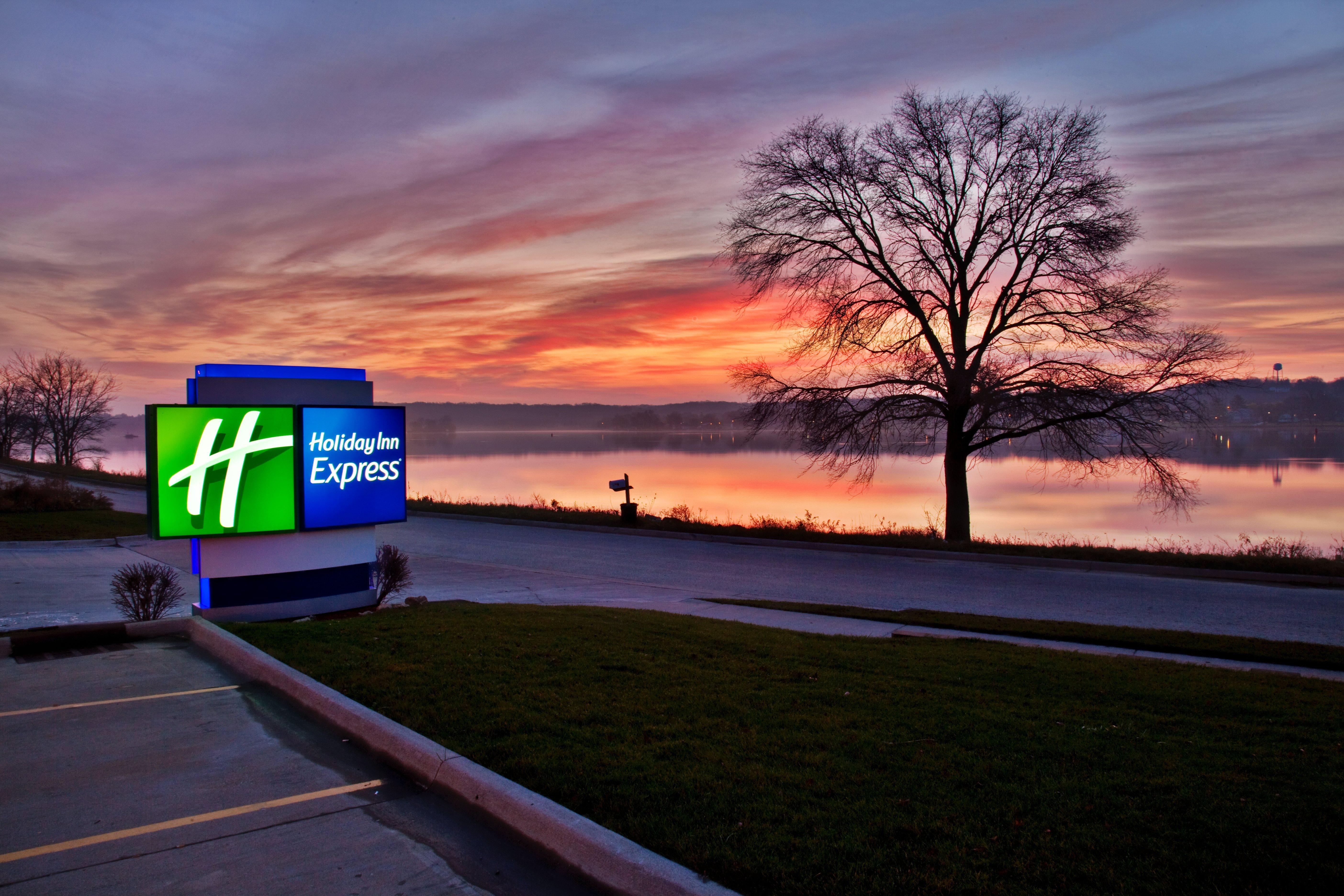 Holiday Inn Express Le Claire Riverfront-Davenport By Ihg Bagian luar foto